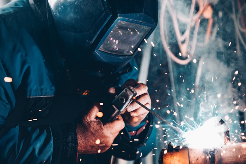 Soudeur professionnel au travail